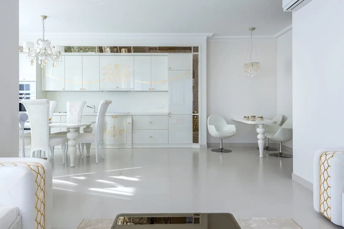 Reforma de cocina en Fuengirola — apertura al salón en apartamento de segunda residencia · Costa del Sol Reformas
