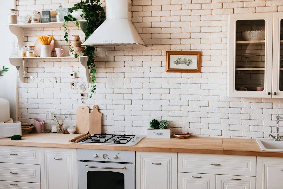 Reforma de cocina en Marbella — apertura al salón, isla y acabados premium · Costa del Sol Reformas